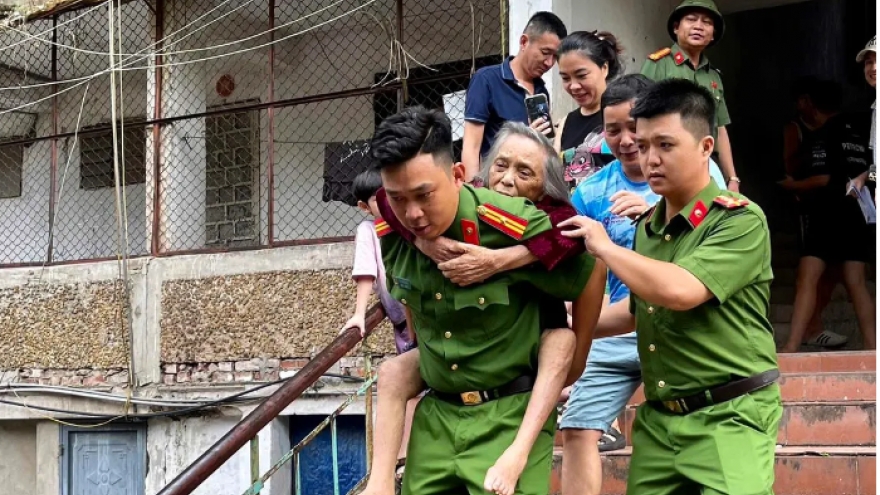 Di dời hơn 1.300 người dân khỏi chung cư cũ tại Nghệ An ứng phó bão số 5