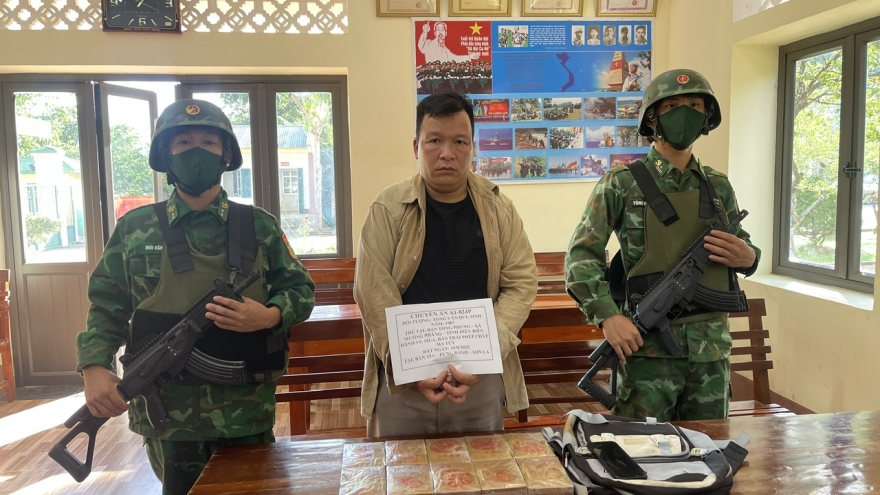 Bắt giữ đối tượng mua bán trái phép 10 bánh heroin