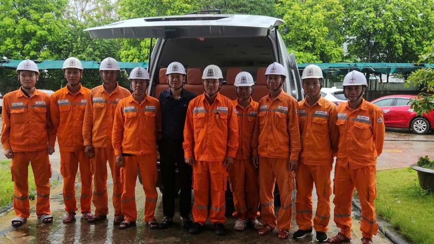 EVNNPC quyết liệt khắc phục lưới điện sau bão số 5 càn quét