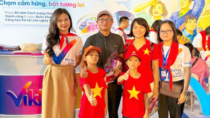 Vikki Bank tặng 1.100 điện thoại thông minh 5G cho hộ nghèo, lan tỏa niềm vui Quốc khánh