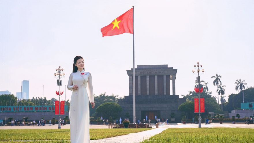 Dương Hoàng Yến hát “Tổ quốc trong ánh mặt trời” tri ân thế hệ đi trước