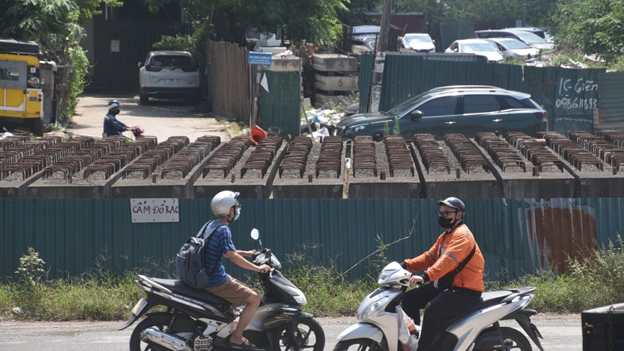 Hà Nội: Cầu L3 trên đường vành đai 2,5 chậm thi công thành bãi rác lộ thiên