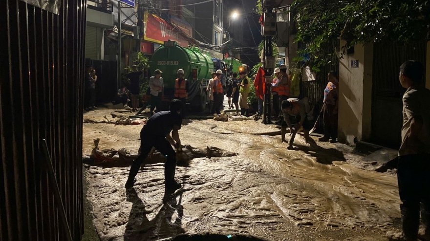 Dung dịch bùn nhão, bọt khí phun trào ở Núi Trúc, Hà Nội