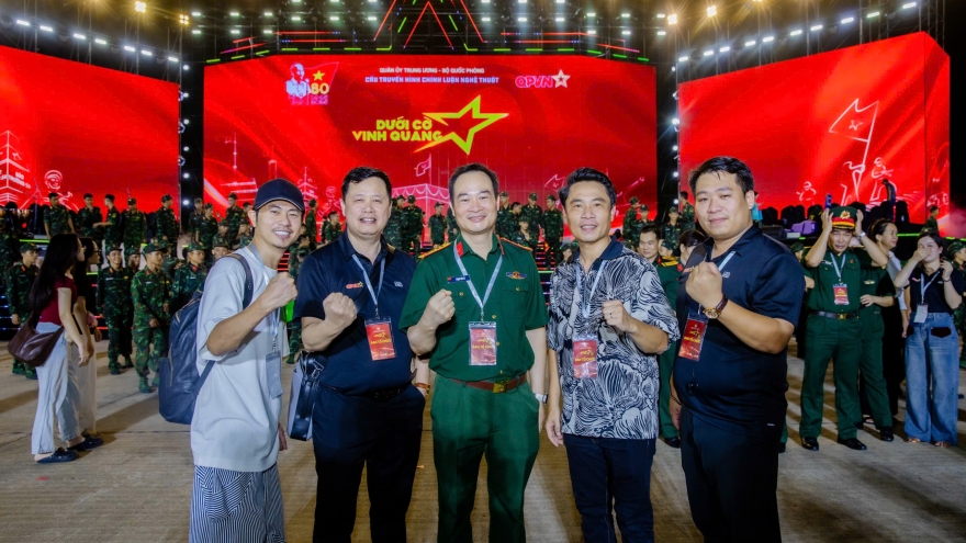 Tiết lộ hậu trường căng thẳng của chương trình "Dưới cờ vinh quang"