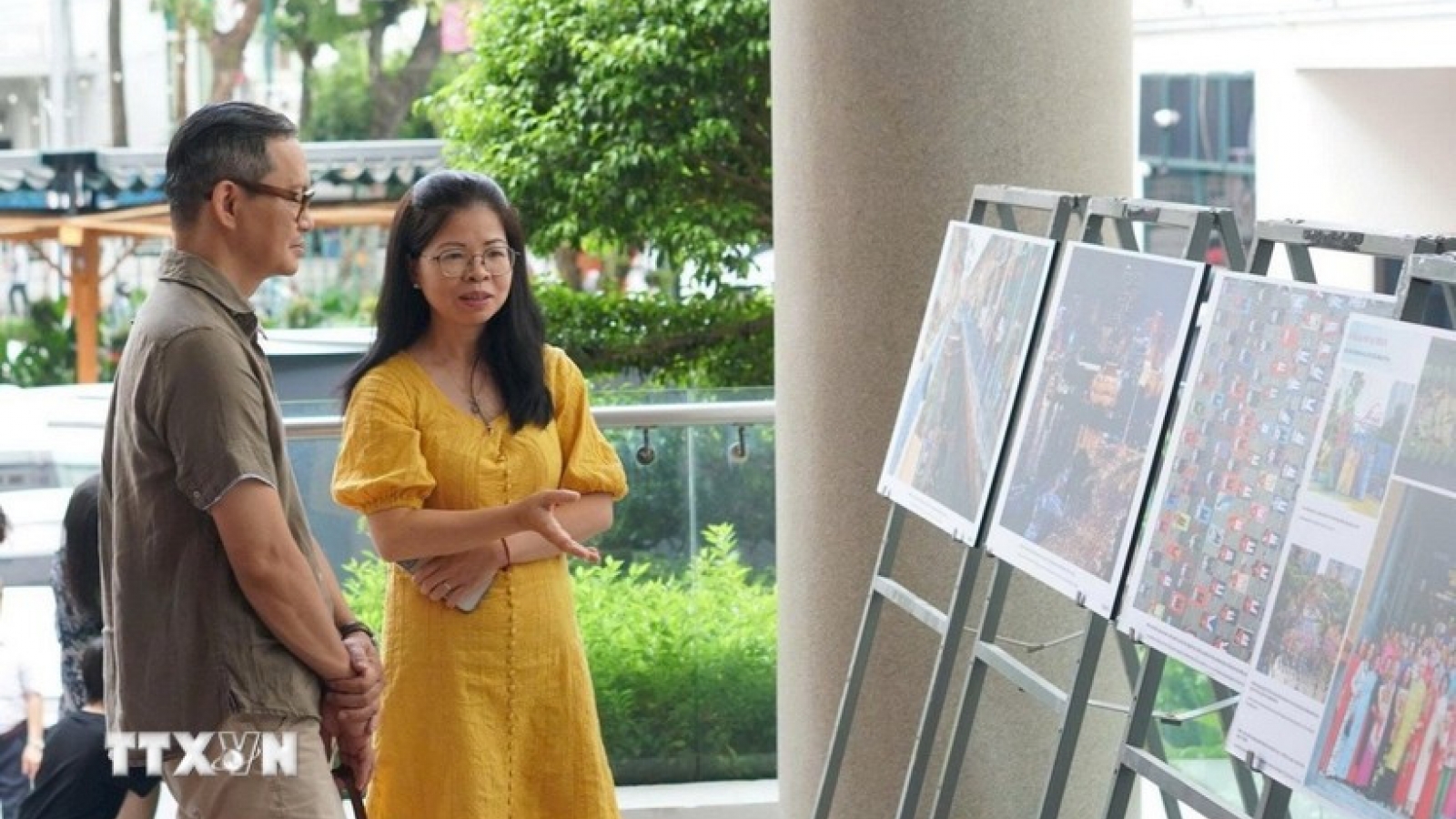 Photo books on celebrations of national reunification, HCM City’s development launched