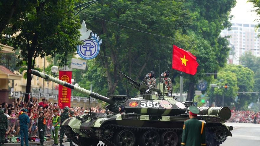 Dàn xe quân sự về điểm tập kết trong tiếng hò reo của hàng nghìn người dân