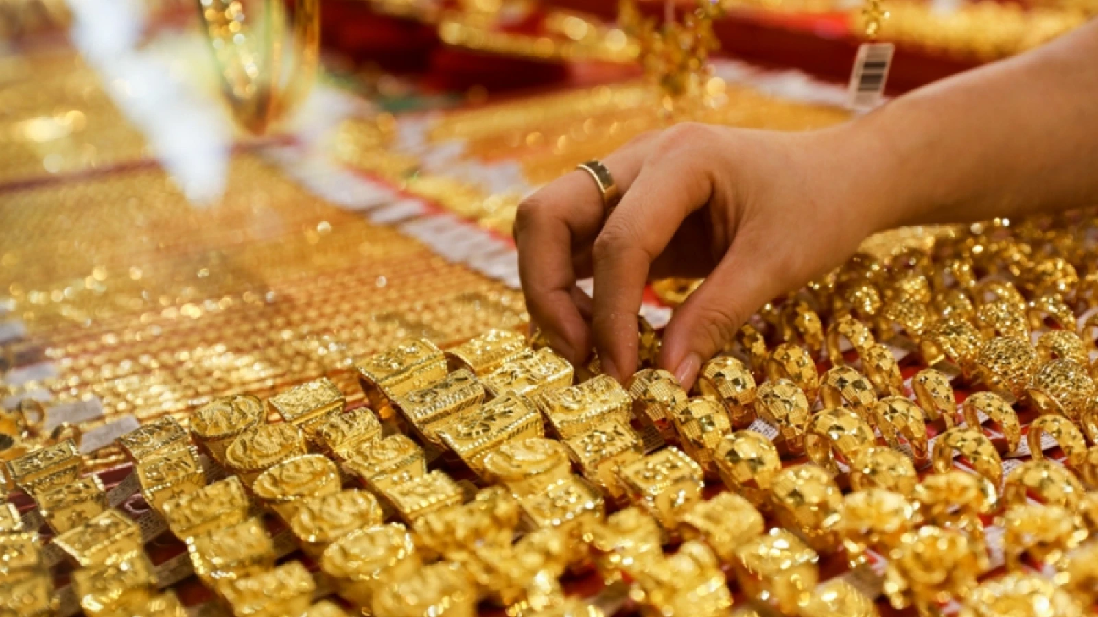 Giá vàng hôm nay 28/8: Vàng SJC niêm yết ở mức 126,7 – 128,2 triệu đồng/lượng