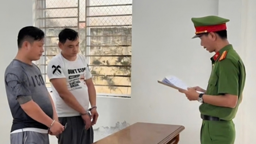 Bắt 2 kẻ giả danh công an xông vào tụ điểm đánh bạc cướp tiền