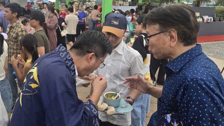 Cơm lam, bánh xèo cá ngừ đại dương của Gia Lai khiến du khách trầm trồ