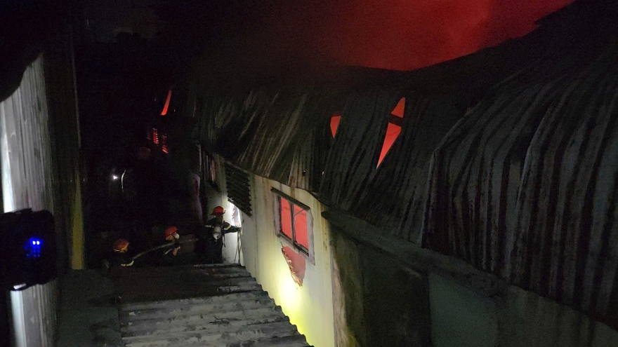 Cháy xưởng bóng đèn lúc nửa đêm, nhiều người hoảng sợ tháo chạy