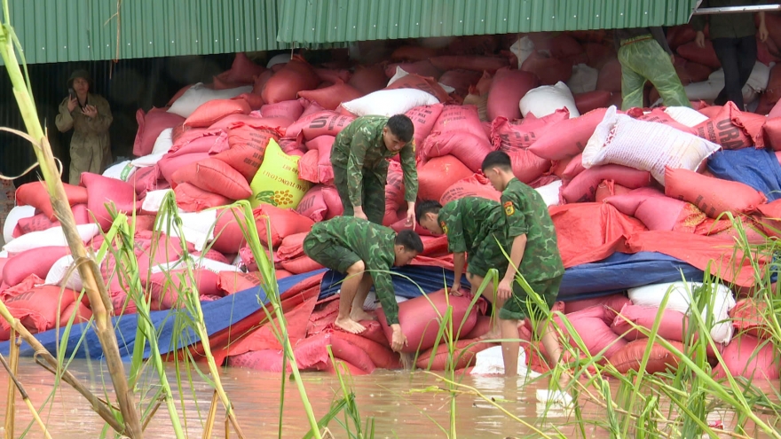 Biên phòng Hà Tĩnh điều động cán bộ, chiến sỹ hỗ trợ bà con khắc phục hậu quả bão số 5