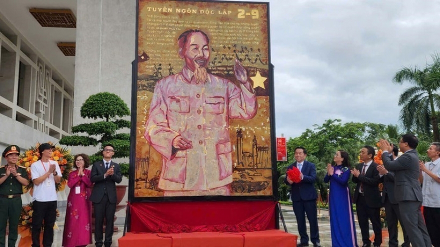 Exhibition of large-scale lacquer paintings marks 80th National Day