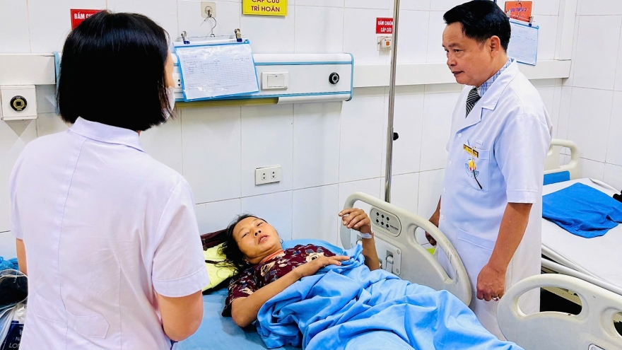 Công an xã Mỏ Vàng vượt lũ, đi bộ 11 km đưa người dân bệnh nặng đi cấp cứu