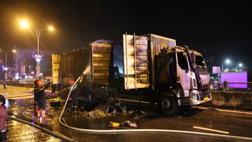 Xe tải chở hàng phát nhanh bốc cháy dữ dội trên Quốc lộ 1A, Quảng Ngãi