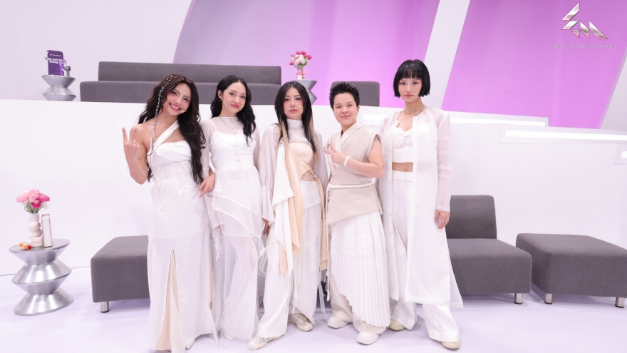 Miu Lê bật khóc nhớ bố đã mất, ước mẹ có mặt xem mình biểu diễn