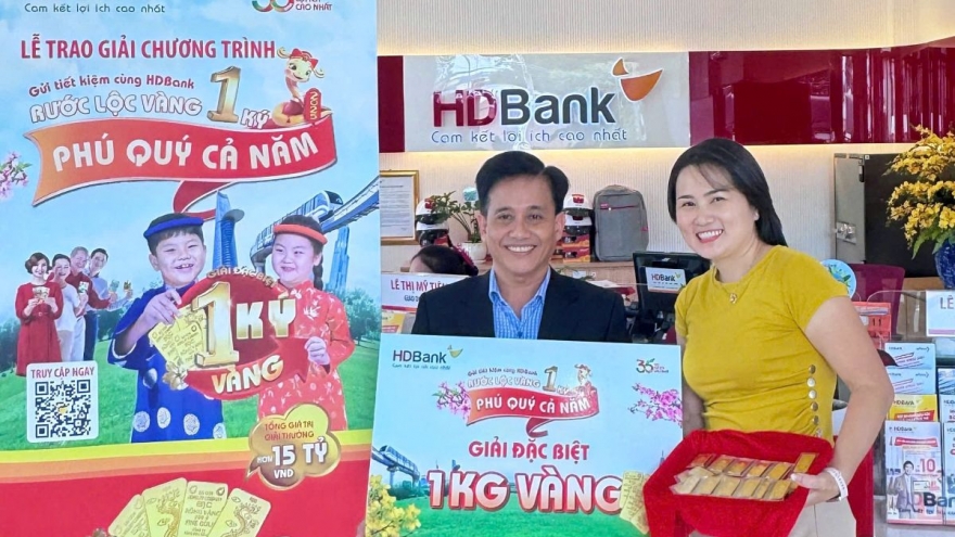 HDBank trao thưởng 1 ký vàng SJC cho nữ khách hàng tại TP.HCM