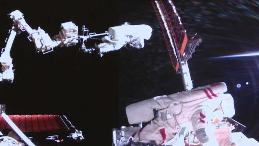 Phi hành đoàn Thần Châu-20 hoàn thành chuyến đi bộ ngoài không gian thứ ba