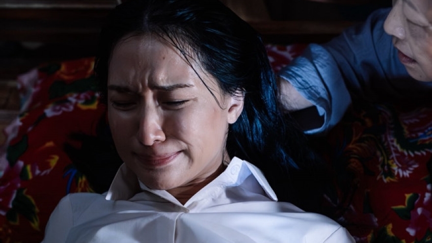 Sao Việt 25/8: Hoà Minzy để mặt mộc hoàn toàn trong cảnh sinh con ở MV mới