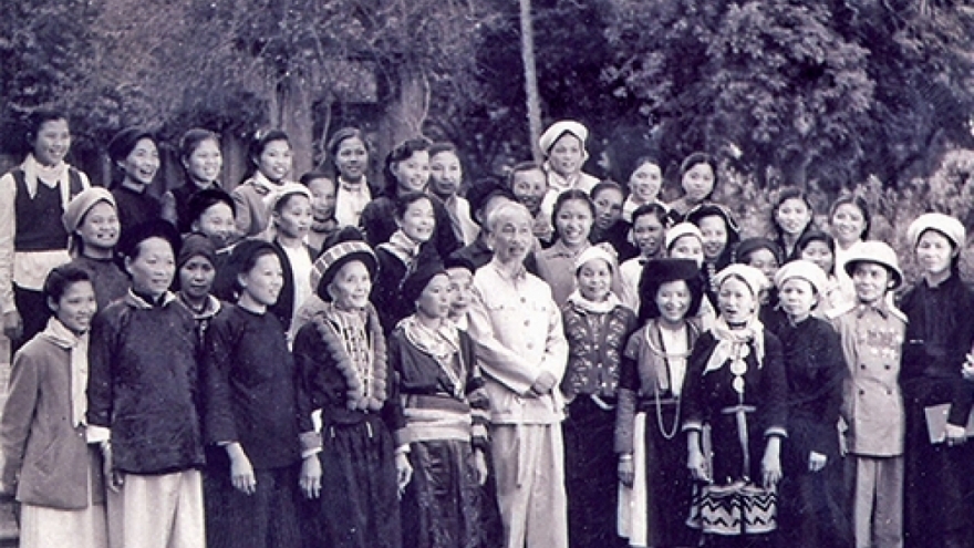 Phụ nữ Hà Nội trong những ngày mùa thu tháng Tám lịch sử