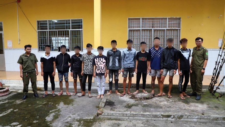 Hẹn đánh nhau không thành, nhóm thiếu niên đập phá xe người đi đường