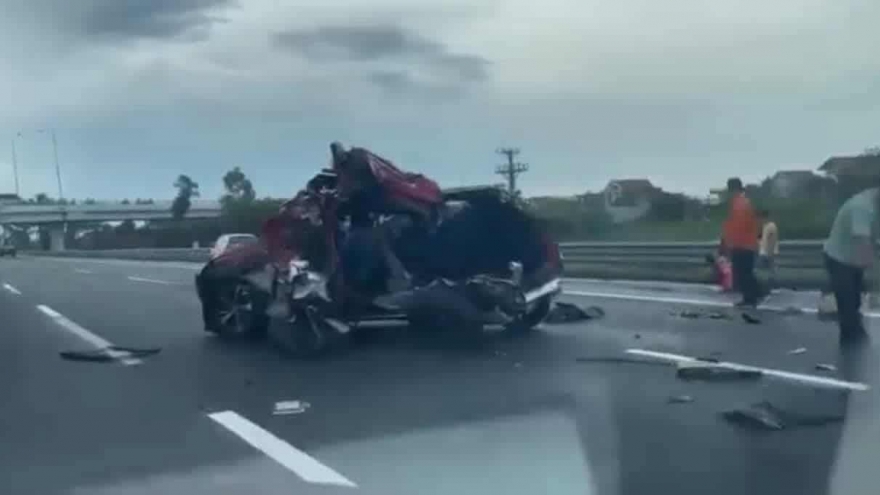 Xe con bị "vò nát" trên cao tốc Hà Nội - Hải Phòng, 4 người nhập viện