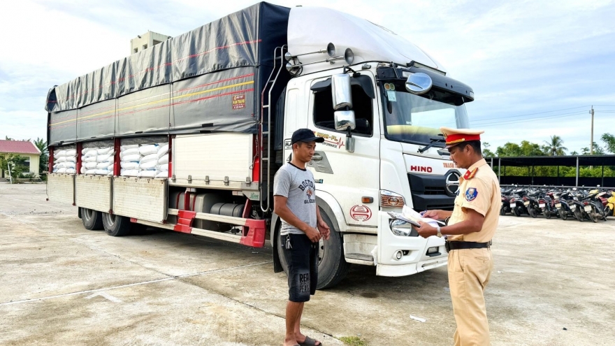 Liên tiếp phát hiện các vụ vận chuyển hàng hóa không rõ nguồn gốc ở Huế