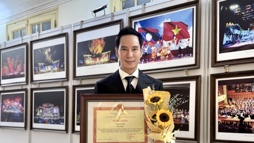 Lý Hải xúc động nhận bằng khen tại Lễ kỷ niệm 80 năm ngành Văn hóa