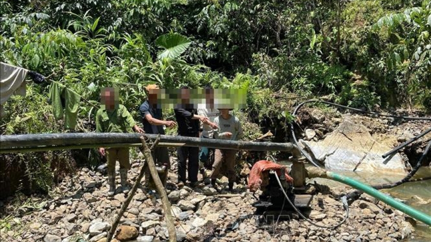 Phát hiện 9 đối tượng khai thác vàng trái phép dưới lòng suối