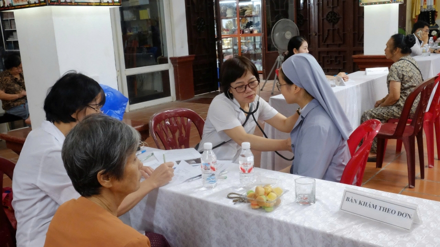 Khám bệnh miễn phí, tặng quà cho người khó khăn, khuyết tật ở Lạng Sơn