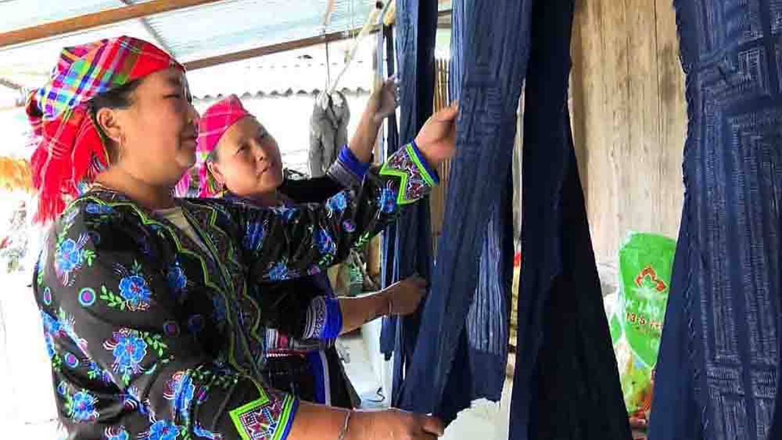 Người Mông Lai Châu giữ sắc chàm trên trang phục dân tộc