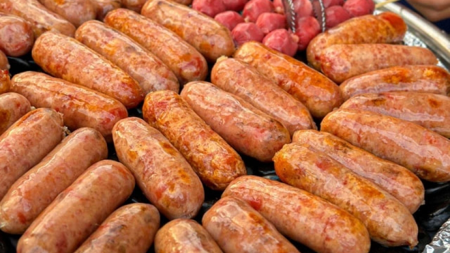 Lạp xưởng nướng đá: Món ăn gây “sốt” và những nguy cơ sức khỏe tiềm ẩn