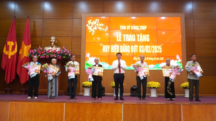 Đồng Tháp trao tặng, truy tặng hơn 1.000 Huy hiệu Đảng dịp 2/9