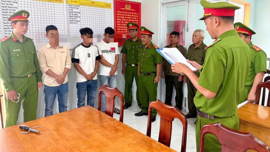 Khởi tố nhóm 3 người mang hung khí đánh nhau tại quán karaoke