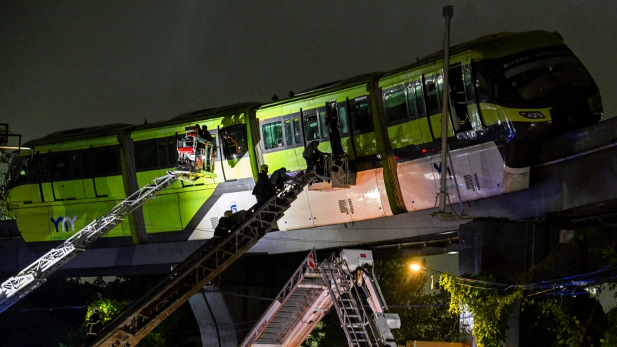 Gần 800 người mắc kẹt do monorail dừng hoạt động đột ngột tại Mumbai, Ấn Độ