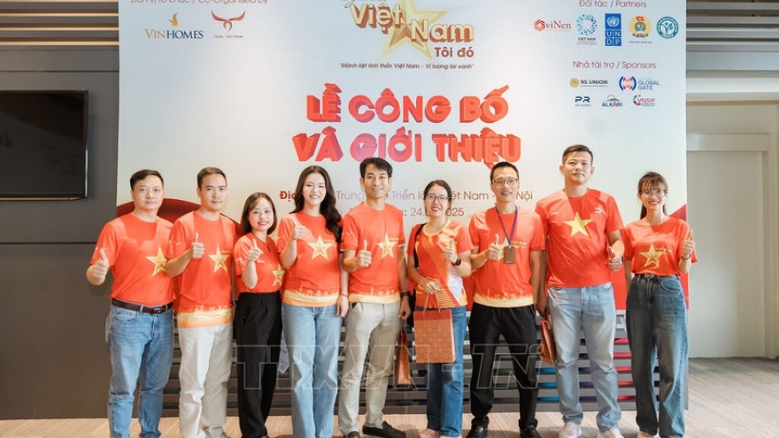 Nearly 19,000 in national flag shirts set Vietnam marathon record