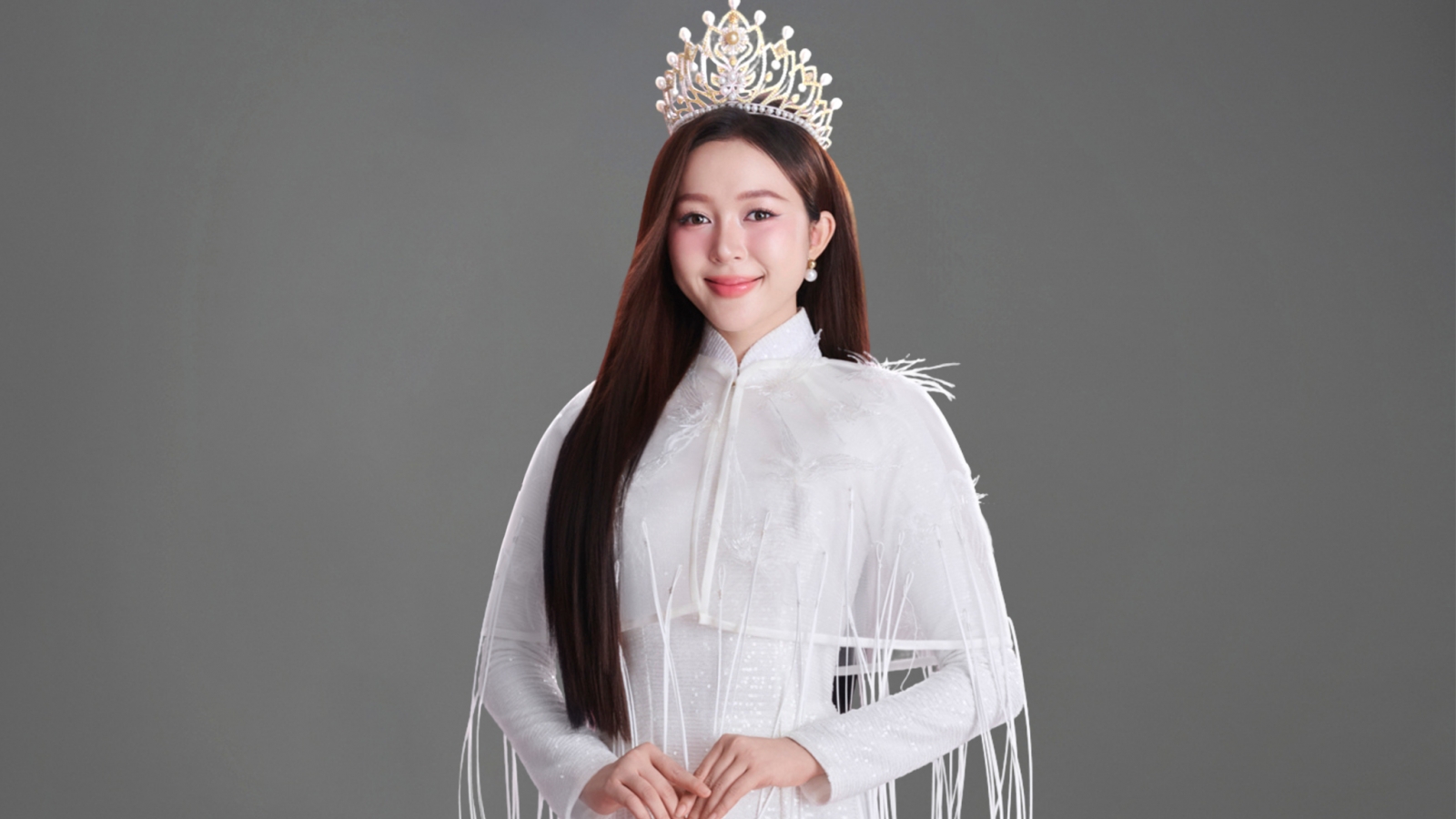 Hoa hậu Kiều Duy diện áo dài trắng trong bộ ảnh gửi đến Miss International