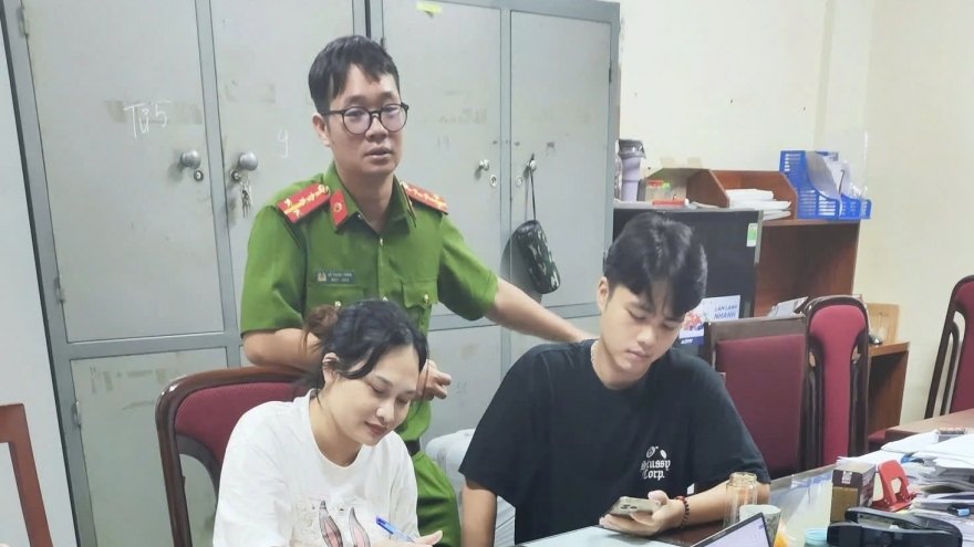 Vụ án Mr Pips: Cảnh sát dẫn giải đối tượng Ngô Thị Thêu về Việt Nam