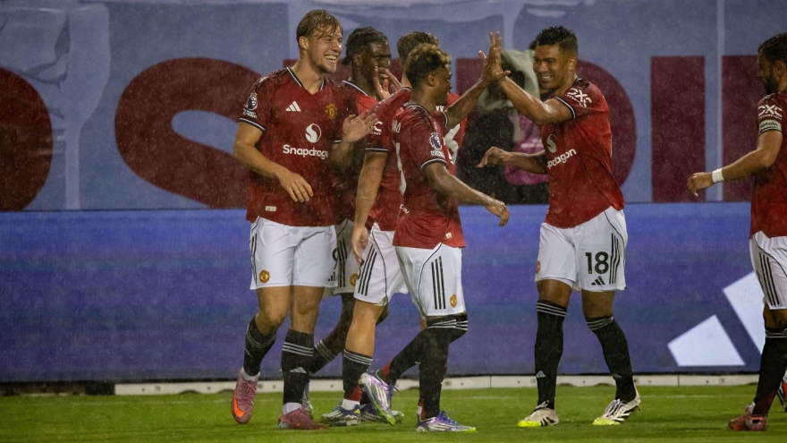 MU có cơ hội lớn nâng cao cúp vô địch trước ngày Ngoại hạng Anh khởi tranh