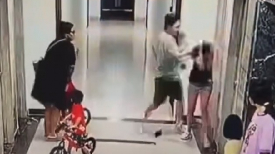 Điều tra nam thanh niên đấm, đánh dã man người phụ nữ tại chung cư ở Hà Nội