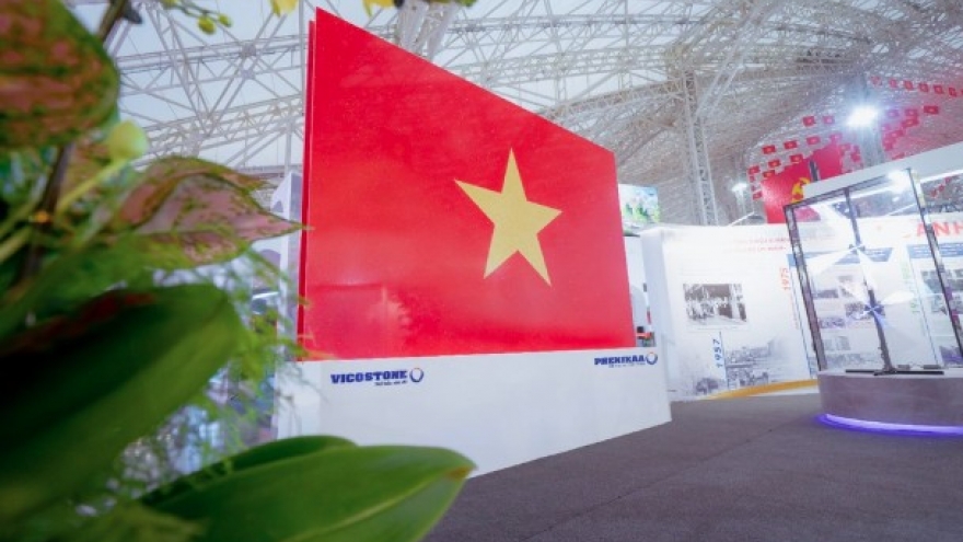 Vietnam showcases largest quartz-made national flag at landmark exhibition