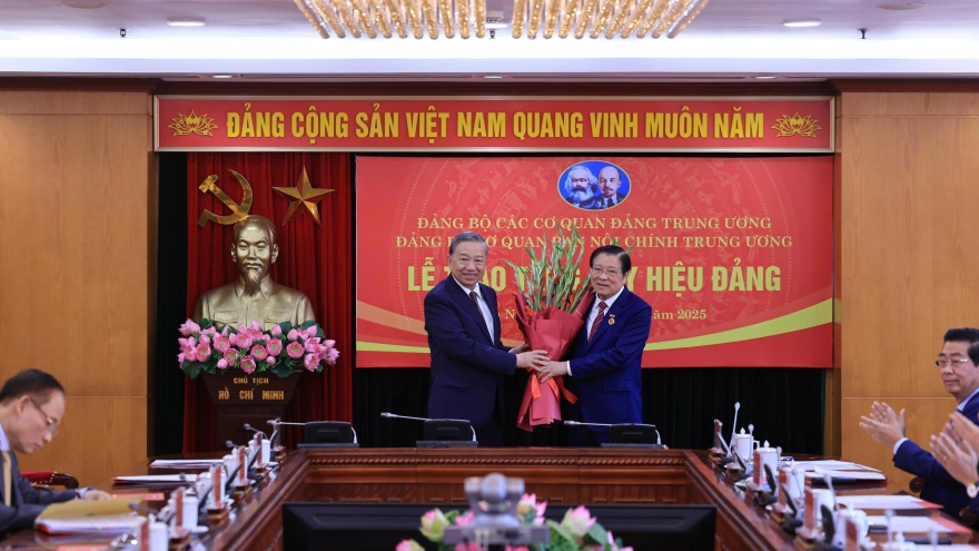 Tổng Bí thư Tô Lâm trao huy hiệu 45 năm tuổi Đảng tặng ông Phan Đình Trạc