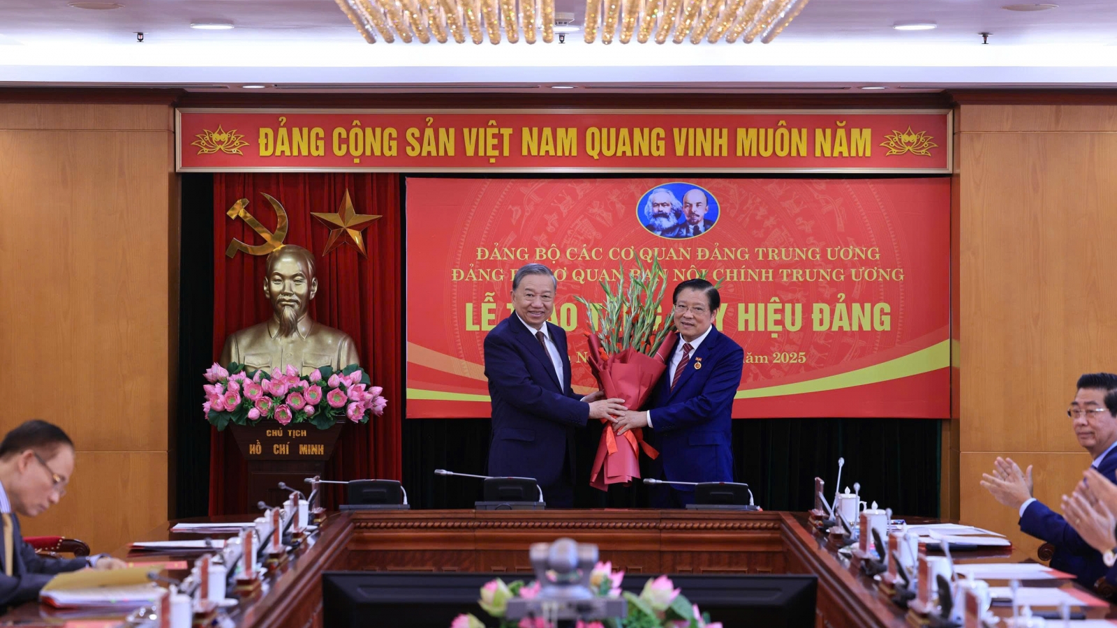 Tổng Bí thư Tô Lâm trao huy hiệu 45 năm tuổi Đảng tặng ông Phan Đình Trạc