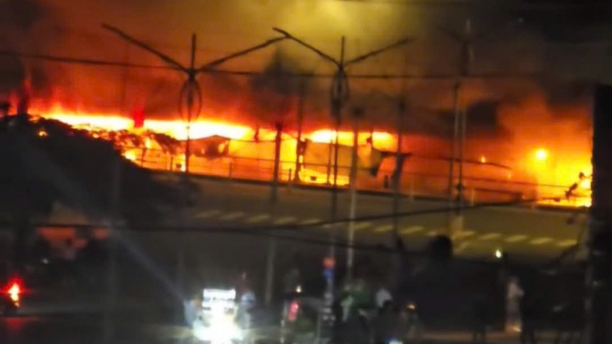 Cháy tại chợ thực phẩm Tam Nông (Đồng Tháp), 20 ki ốt bị thiêu rụi