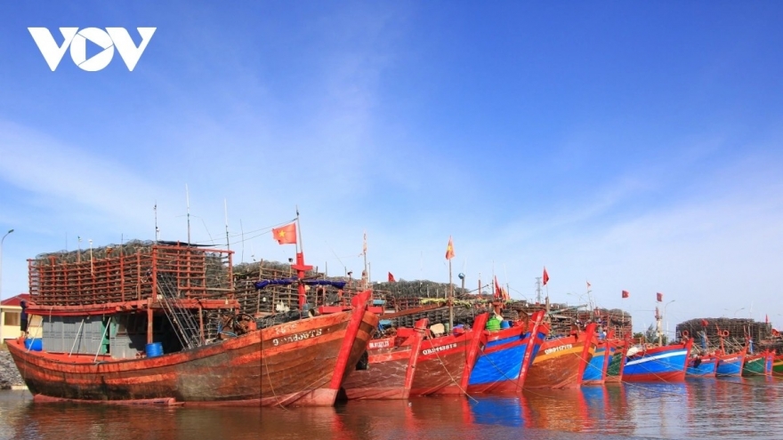 Ngư dân Quảng Trị neo đậu tàu thuyền tránh trú bão số 5