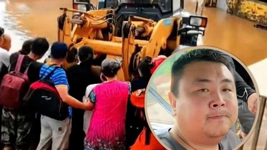 "Người hùng" dùng gầu xúc đất của máy ủi cứu hơn 100 nạn nhân lũ lụt