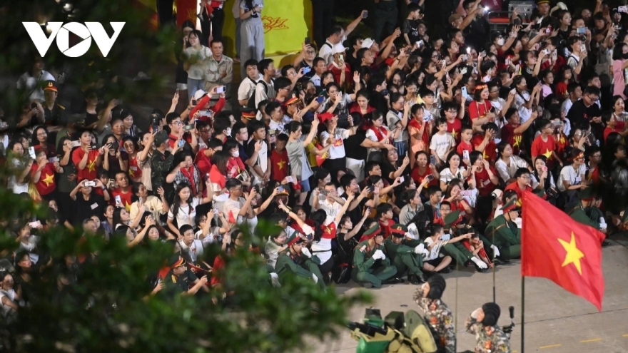 Người dân hân hoan hò reo chào đón các lực lượng diễu binh, diễu hành