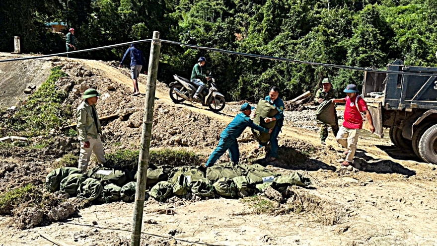 Dựng 30 nhà bạt tạm cho người dân vùng lũ xã Nhôn Mai (Nghệ An)