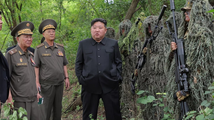 Nhà lãnh đạo Triều Tiên Kim Jong Un thị sát trường đào tạo xạ thủ bắn tỉa