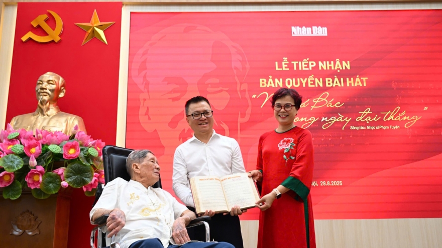 Nhạc sĩ Phạm Tuyên trao tặng bản thảo và bản quyền bài hát “Như có Bác trong ngày đại thắng”