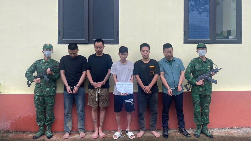 Dùng xe ô tô biển số giả đưa người nước ngoài nhập cảnh trái phép